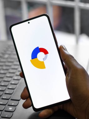 Assam, Hindistan - 29 Mayıs 2021: Telefon ekranında Google Web Tasarımcısı logosu.