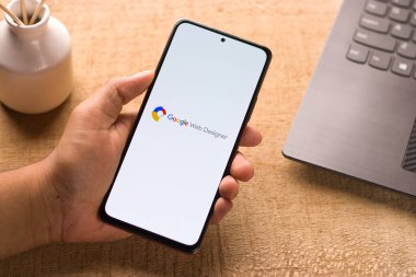 Assam, Hindistan - 29 Mayıs 2021: Telefon ekranında Google Web Tasarımcısı logosu.
