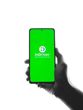 Assam, Hindistan - 29 Mayıs 2021: Telefon ekranında Inriver logosu.