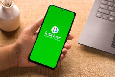 Assam, Hindistan - 29 Mayıs 2021: Telefon ekranında Inriver logosu.