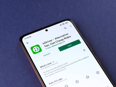 Assam, Hindistan - 29 Mayıs 2021: Telefon ekranında Inriver logosu.