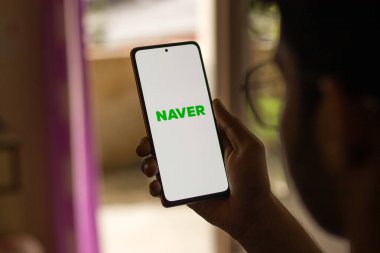 Assam, Hindistan - 29 Mayıs 2021: Telefon ekranı görüntüsünde Naver logosu.
