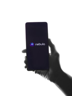 Assam, Hindistan - 29 Mayıs 2021: Telefon ekranında Nebula logosu.
