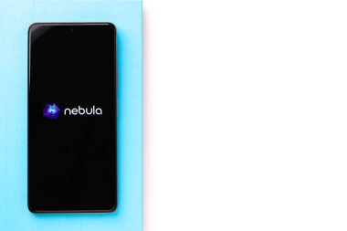 Assam, Hindistan - 29 Mayıs 2021: Telefon ekranında Nebula logosu.