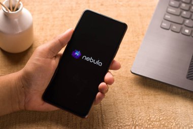 Assam, Hindistan - 29 Mayıs 2021: Telefon ekranında Nebula logosu.