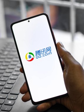 Assam, Hindistan - 29 Mayıs 2021: Telefon ekranı görüntüsünde QQ.com logosu.