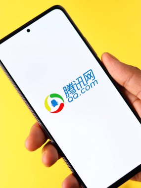 Assam, Hindistan - 29 Mayıs 2021: Telefon ekranı görüntüsünde QQ.com logosu.