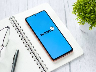Assam, Hindistan - 29 Mayıs 2021: Telefon ekranındaki Waze logosu.