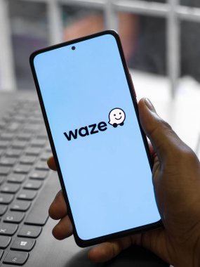Assam, Hindistan - 29 Mayıs 2021: Telefon ekranındaki Waze logosu.