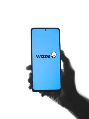 Assam, Hindistan - 29 Mayıs 2021: Telefon ekranındaki Waze logosu.