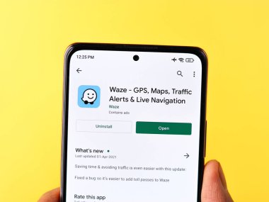 Assam, Hindistan - 29 Mayıs 2021: Telefon ekranındaki Waze logosu.
