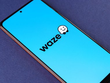 Assam, Hindistan - 29 Mayıs 2021: Telefon ekranındaki Waze logosu.