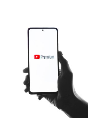 Assam, Hindistan - 29 Mayıs 2021: Telefon ekranında Youtube Premium logosu.