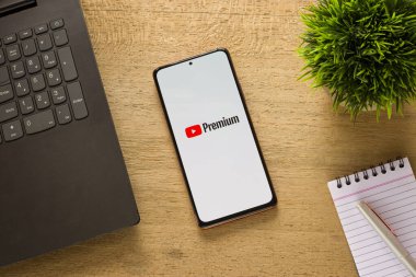 Assam, Hindistan - 29 Mayıs 2021: Telefon ekranında Youtube Premium logosu.