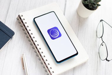 Assam, Hindistan - 4 Mayıs 2021: Al Ansari Exchange logosu telefon ekranı görüntüsü.