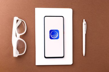 Assam, Hindistan - 4 Mayıs 2021: Al Ansari Exchange logosu telefon ekranı görüntüsü.