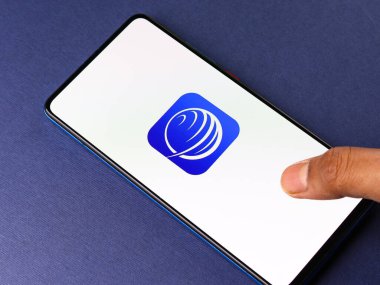 Assam, Hindistan - 4 Mayıs 2021: Al Ansari Exchange logosu telefon ekranı görüntüsü.