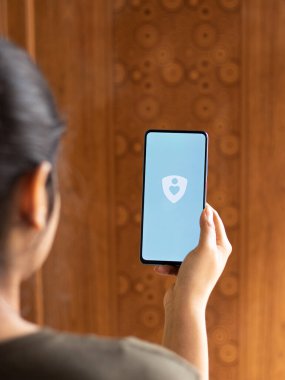 Assam, Hindistan - 04 Mayıs 2021: ALHOSN BAE logosu telefon ekranı görüntüsü.