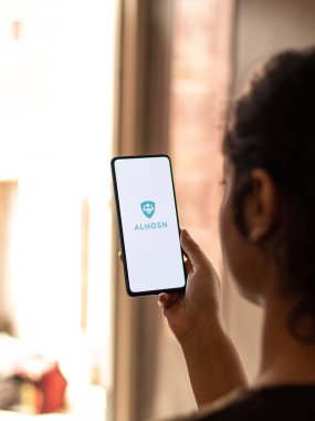 Assam, Hindistan - 04 Mayıs 2021: ALHOSN BAE logosu telefon ekranı görüntüsü.