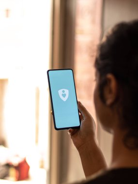 Assam, Hindistan - 04 Mayıs 2021: ALHOSN BAE logosu telefon ekranı görüntüsü.