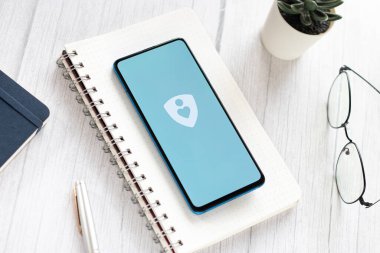 Assam, Hindistan - 04 Mayıs 2021: ALHOSN BAE logosu telefon ekranı görüntüsü.