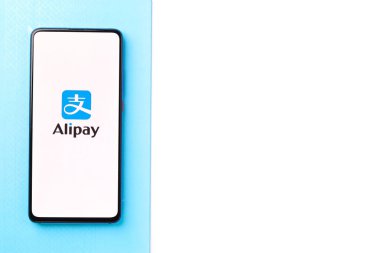 Assam, Hindistan - 04 Mayıs 2021: Telefon ekranı görüntüsünde Alipay logosu.