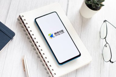 Assam, Hindistan - 04 Mayıs 2021: Telefon ekranındaki Amap.com logosu.