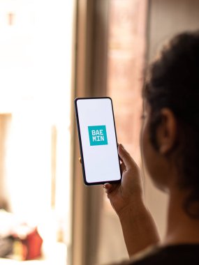 Assam, Hindistan - 04 Mayıs 2021: Telefon ekranında BAEMIN logosu.