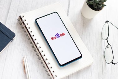 Assam, Hindistan - 04 Mayıs 2021: Telefon ekranında Baidu logosu.