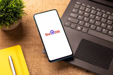 Assam, Hindistan - 04 Mayıs 2021: Telefon ekranında Baidu logosu.