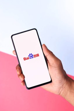 Assam, Hindistan - 04 Mayıs 2021: Telefon ekranında Baidu logosu.