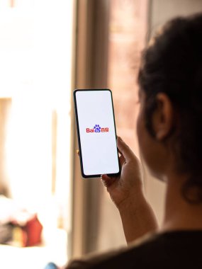 Assam, Hindistan - 04 Mayıs 2021: Telefon ekranında Baidu logosu.