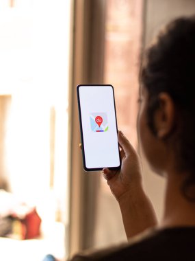 Assam, Hindistan - 04 Mayıs 2021: Telefon ekranında Baidu Haritaları logosu.