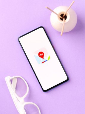 Assam, Hindistan - 04 Mayıs 2021: Telefon ekranında Baidu Haritaları logosu.