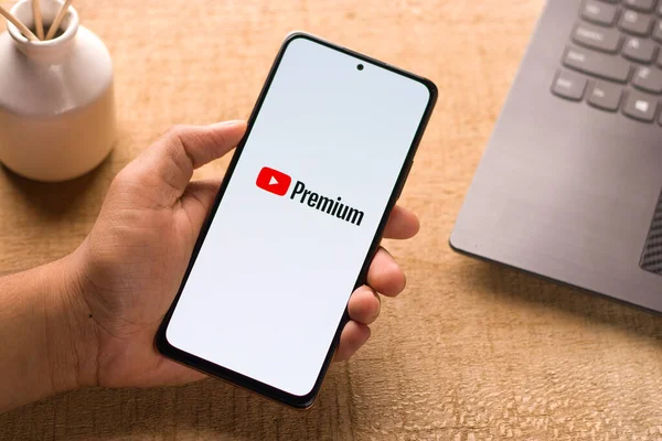 Assam, Hindistan - 29 Mayıs 2021: Telefon ekranında Youtube Premium logosu.