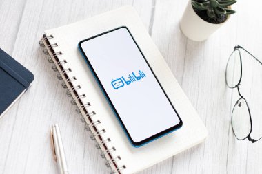 Assam, Hindistan - 04 Mayıs 2021: Telefon ekranı görüntüsünde Bilibili logosu.