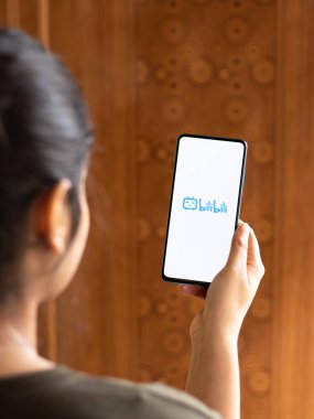 Assam, Hindistan - 04 Mayıs 2021: Telefon ekranı görüntüsünde Bilibili logosu.