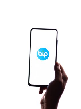 Assam, Hindistan - 04 Mayıs 2021: Telefon ekranı görüntüsünde BiP Messenger logosu.