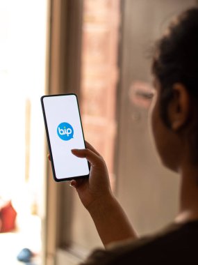 Assam, Hindistan - 04 Mayıs 2021: Telefon ekranı görüntüsünde BiP Messenger logosu.