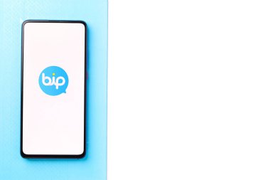 Assam, Hindistan - 04 Mayıs 2021: Telefon ekranı görüntüsünde BiP Messenger logosu.