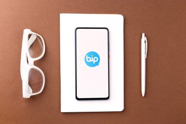 Assam, Hindistan - 04 Mayıs 2021: Telefon ekranı görüntüsünde BiP Messenger logosu.