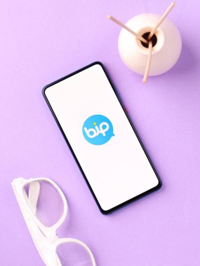 Assam, Hindistan - 04 Mayıs 2021: Telefon ekranı görüntüsünde BiP Messenger logosu.