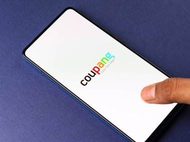 Assam, Hindistan - 04 Mayıs 2021: Telefon ekranında Coupang logosu.