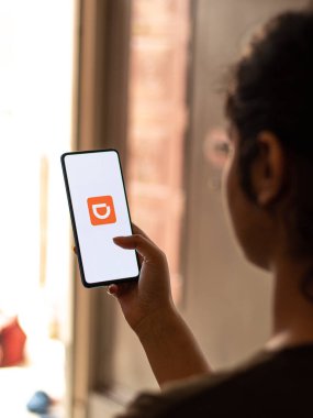 Assam, Hindistan - 04 Mayıs 2021: DiDi logosu telefon ekranı görüntüsü.