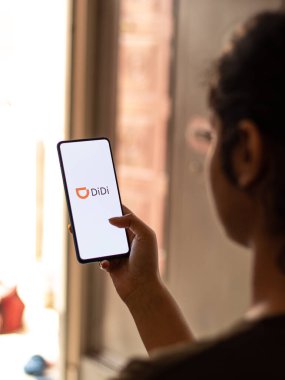Assam, Hindistan - 04 Mayıs 2021: DiDi logosu telefon ekranı görüntüsü.