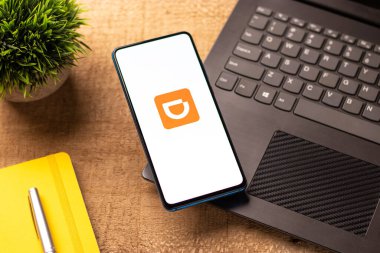 Assam, Hindistan - 04 Mayıs 2021: DiDi logosu telefon ekranı görüntüsü.