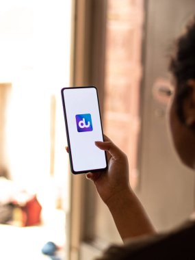 Assam, Hindistan - 04 Mayıs 2021: Telefon ekranında Du ağı logosu.