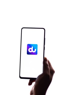 Assam, Hindistan - 04 Mayıs 2021: Telefon ekranında Du ağı logosu.