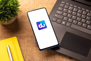 Assam, Hindistan - 04 Mayıs 2021: Telefon ekranında Du ağı logosu.