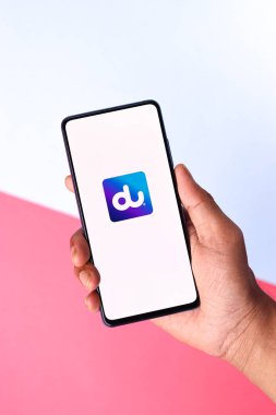 Assam, Hindistan - 04 Mayıs 2021: Telefon ekranında Du ağı logosu.